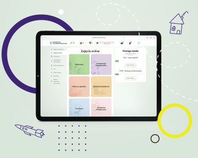 Laptop z otwartą stroną Internetową Platformy Edukacyjnej z widokiem na zajęcia online dla 2 klasy szkoły podstawowej.