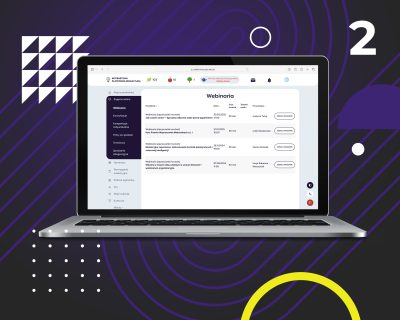 Laptop z otwartą stroną Internetową Platformy Edukacyjnej z widokiem na listę przykładowych Webinariów dla 2 klasy liceum.